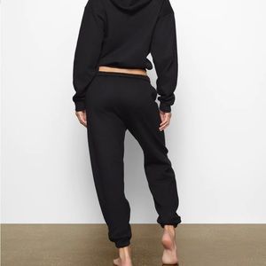 SKIMS jogger in Onyx, XS.